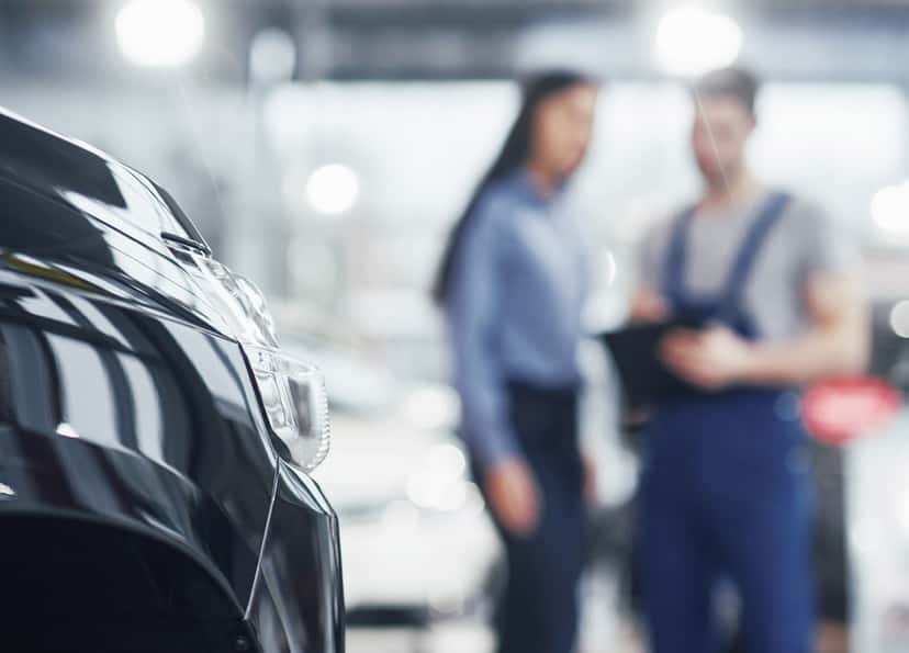 Specialist CDC Service Auto pregătit să răspundă întrebărilor clienților